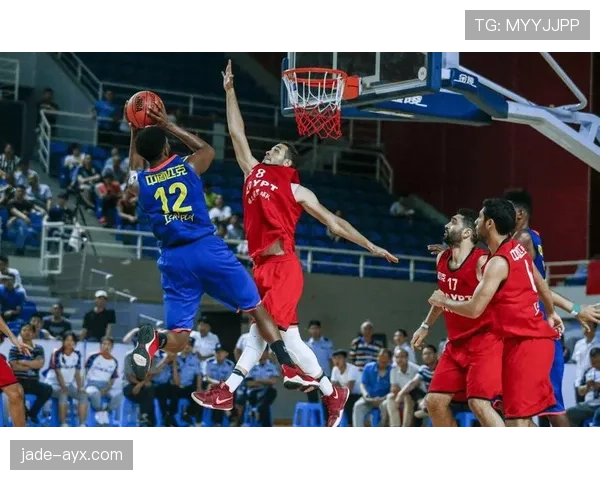详解合理冲撞规则：在篮球运动中如何正确进行身体对抗？